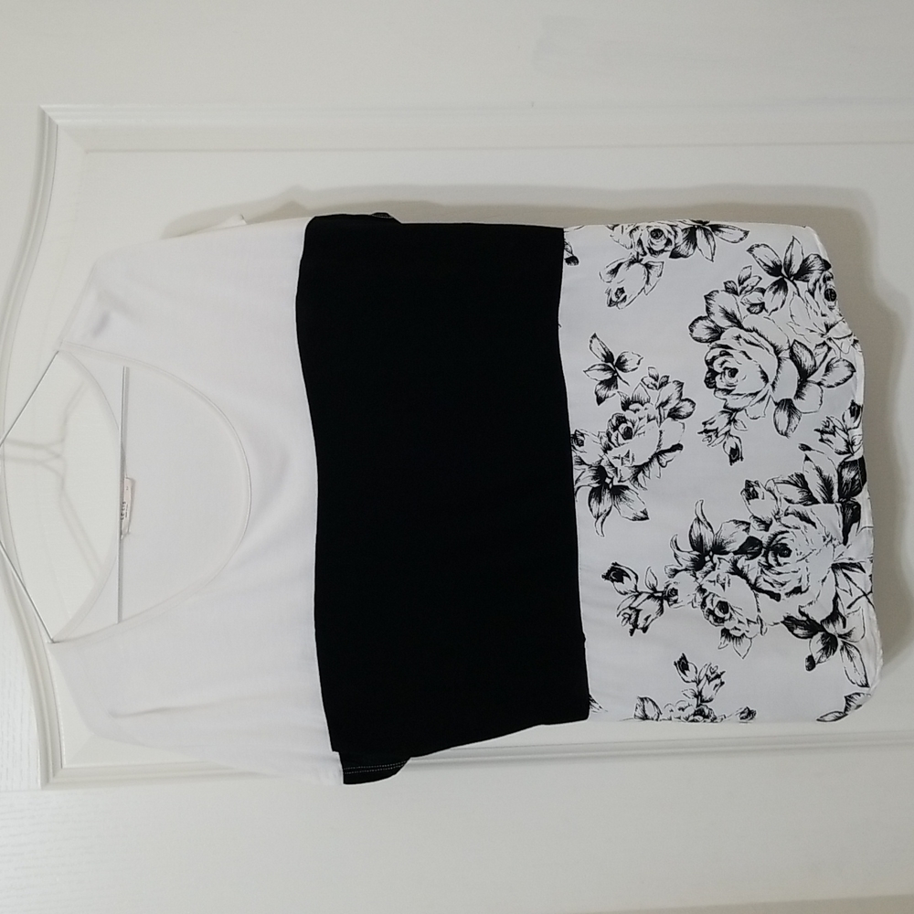Le Lis Black and White Floral Top Size L